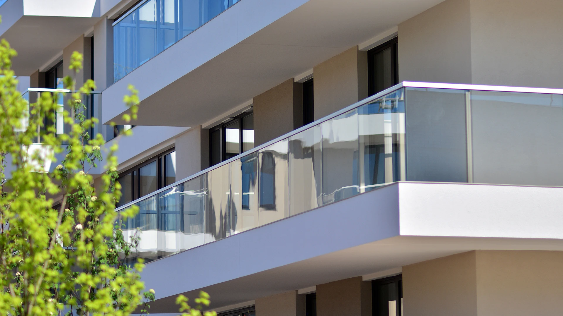 Minimalist Glazing in Modern Villas